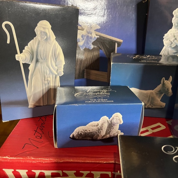 Vintage Avon Nativity Collectibles Porcelain Figurine Set 1980's - Picture 2 of 15